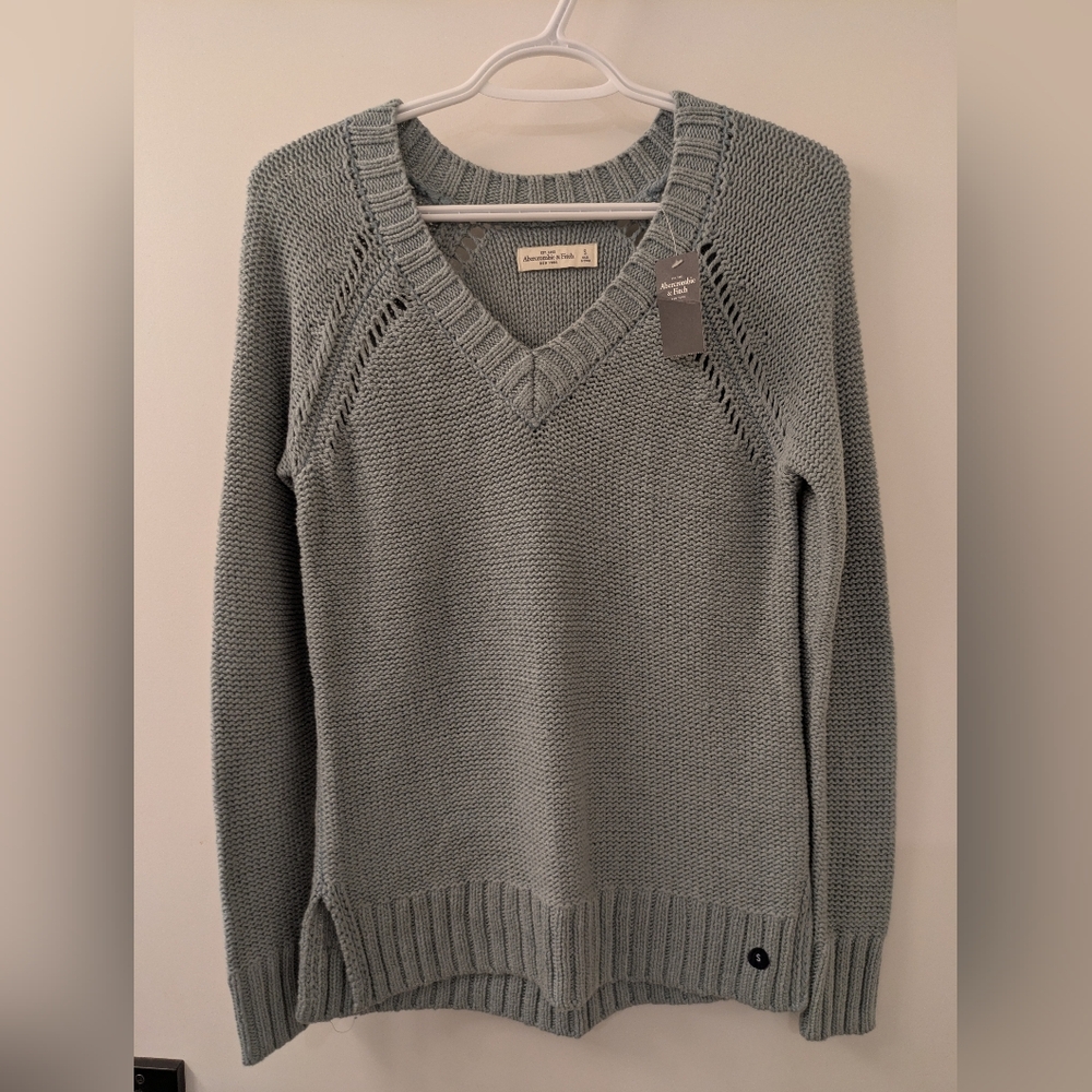 Abercrombie & Fitch Women's Blue V-Neck Knit Sweater